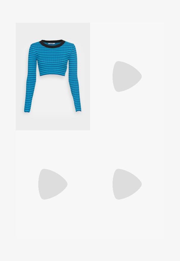 Blå og sort stribet cropped sweater med lange ærmer, der har en ribbet tekstur og en rund halsudskæring.; Sorte buks med flared design lavet af strækbart stof. Har en høj talje og et glat, tætsiddende design, der flared ud fra knæet og ned.; Hvide Nike Air Force 1 sneakers med læderoverdel, rund tå, snørelukning, polstret krave og struktureret gummisål.; Sorte katteøje solbriller med mørkegrå linser, slankt plastisk stel, spidse hjørner og lige stænger. Ingen synlig hardware eller dekorationer.