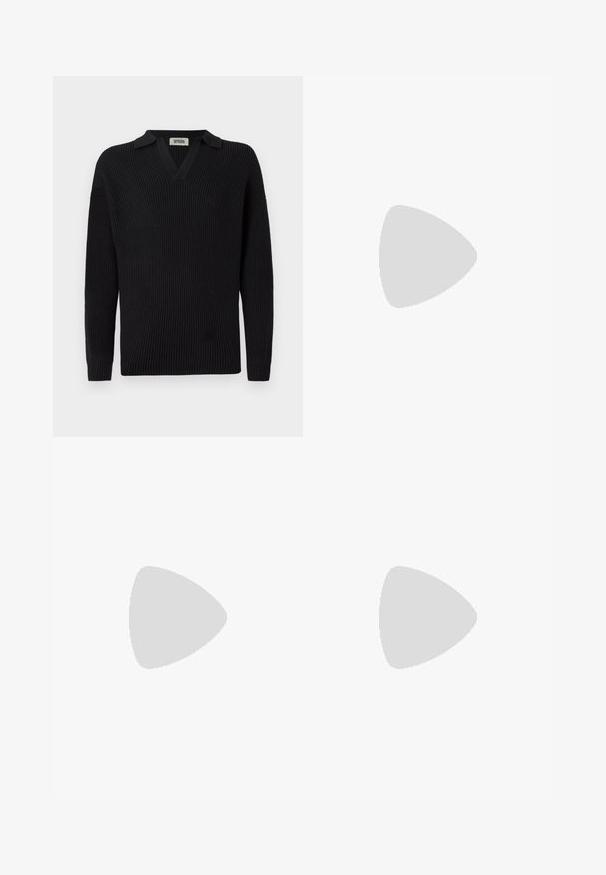 Sort ribbet striktrøje med v-udskæring og kort krave, med lange ærmer og et enkelt design med en enkelt brystlomme.; Kortærmet skjorte i sort med lodrette striber, der har en beige krave og frontknapper. Fremstillet af letvægtsstof med en glat tekstur.; Sorte vidde cropped bukser med bæltestropper og forreste læg, vist mod en ensfarvet lys baggrund.; Sorte lædersko med rund tå, glat overflade, snøre detaljer og en lav, tekstureret gummisål. Rene linjer og minimalistisk design.