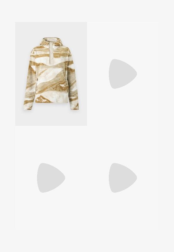 Fleece-pullover med beige og hvide abstrakte mønstre, lange ærmer, lynlåslommer, knappet krave og fastmonteret hætte.; Sort, tætsiddende langærmet skjorte med rund hals og "Woolxweiler"-logo centreret på brystet.; Sorte udendørsbukser lavet af teknisk stof, med en lynlåslomme, flad talje og sorte detaljer ved nederste kant.; Sorte vandtætte vinterstøvler med overdel i ruskind, pelskrave og gummisål. Har snørebåndsdesign med hexagonale snørehuller og logo-patch.