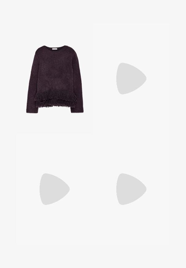 Pull en violet, texturé, avec un ourlet en frange duveteuse, des manches longues et un col rond. Le matériau doux offre une apparence confortable.; Pantalons larges bordeaux en satin avec une texture lisse, dotés d'une taille haute et de deux poches latérales pour un détail fonctionnel.; Escarpin à talon aiguille en cuir verni noir, à bout pointu, présentant une finition lisse et brillante avec un talon fin.; Sac en cuir vegan bordeaux, brillant, avec une forme douce et sculpturale et une large poignée incurvée pour un transport facile.