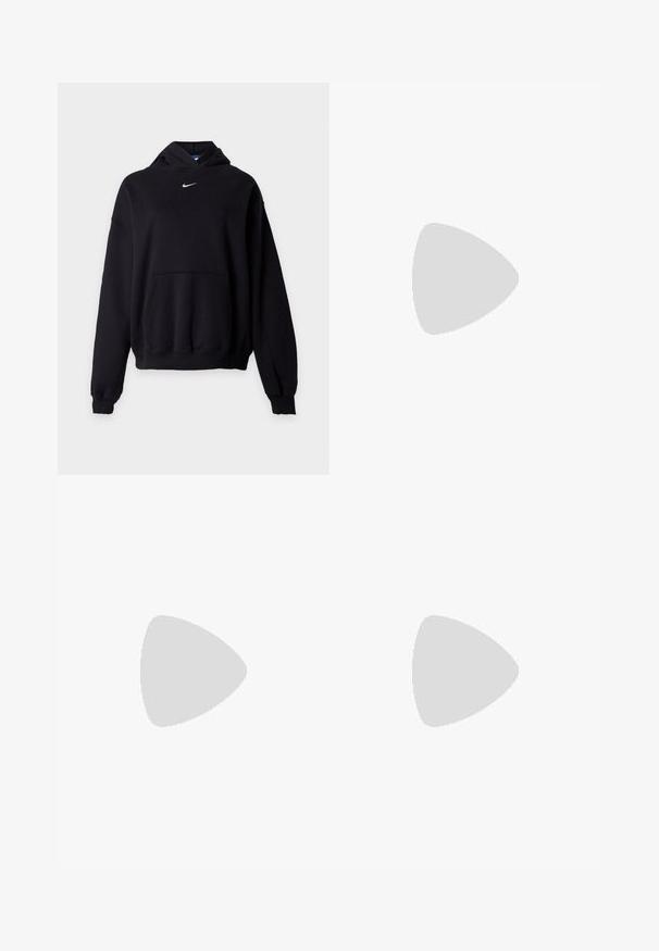 Sort Nike hættetrøje med forlomme, lange ærmer, ribkant ved ærmeafslutning og kant samt lille hvid Nike swoosh logo centreret under hætten.; Sorte sweatpants med elastisk talje og justerbar snor. Har et lille hvidt Nike-logo på venstre side. Blød stofstruktur.; Sort atletiksko med tekstureret læderoverdel, fremtrædende logo og polstret sål. Indeholder abstrakte mønstre og glatte, afrundede detaljer.; Sort nylon shopper med to skulderstropper, med en stor hvid Nike-logo, lynlås og et strømlinet rektangulært design.