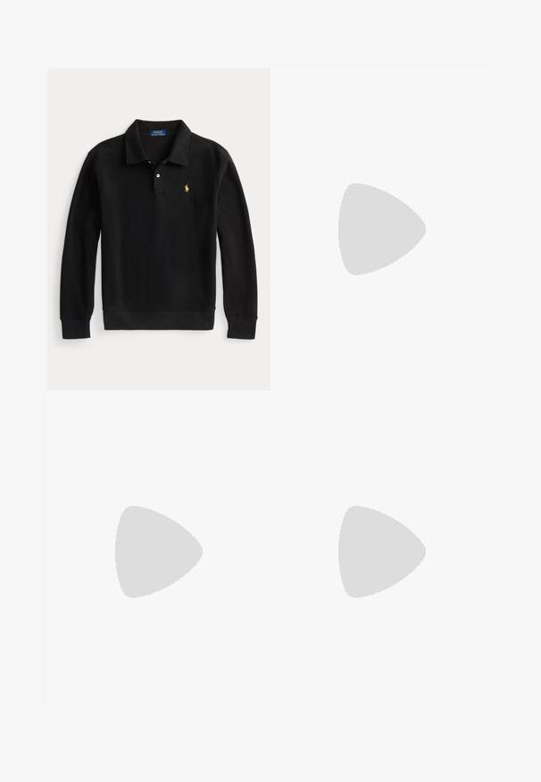 Schwarzes Fleece-Polohemd mit Kragen, ausgestattet mit drei Knöpfen und einem kleinen goldenen Logo. Weicher Stoff, mit langen Ärmeln und einem gerippten Saum.; Weißes T-Shirt mit V-Ausschnitt und kurzen Ärmeln mit kleinem marineblauem Polo Ralph Lauren Pferdelogo auf der linken Brust.; Schwarze Jogginghose mit umgeschlagenen Bündchen, Tunnelzug in der Taille, Seitentaschen und kleinem weißen Polo-Spieler-Logo am rechten Oberschenkel.; Weißer Sneaker mit niedrigem Schaft, grünem Fersenlasche, gesticktem Polo-Pferdelogo an der Seite, "Polo"-Schriftzug auf der Sohle und goldener "Ralph Lauren"-Signatur am Schaft.