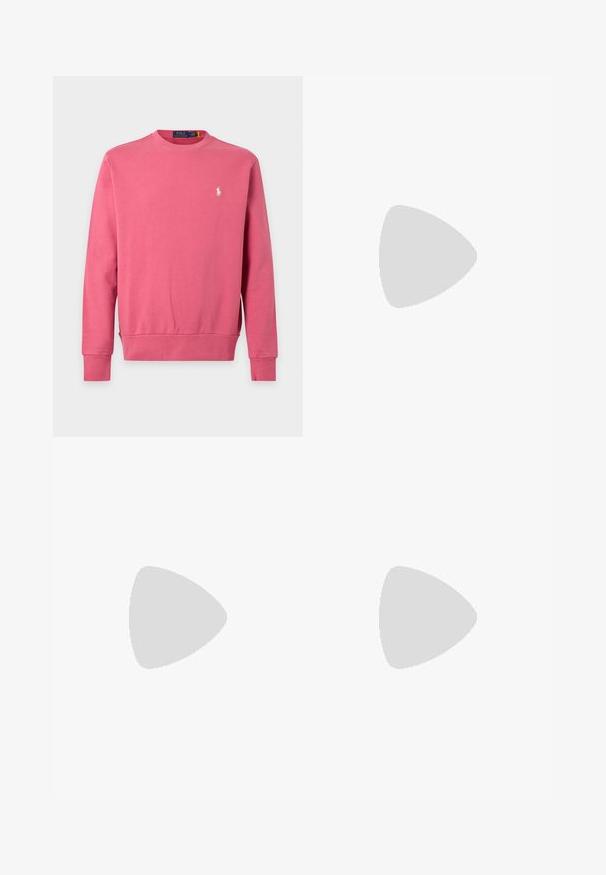 Effen roze trui met lange mouwen en ronde hals, klein wit geborduurd logo op de linkerborst en geribde boorden en zoom.; Lichtblauw met wit gestreept overhemd met knopen, voorzien van een kraag, lange mouwen en een klein logo op de borst. Gemaakt van katoen.; Olijfgroene joggingbroek met elastische taille en boorden, trekkoord, zijzakken en klein Polo Ralph Lauren-logo op de linker dij.; Witte lage sneaker met een bruine rubberen zool, zwart Polo Ralph Lauren-logo aan de zijkant en de tekst "RL" op het hielgedeelte.