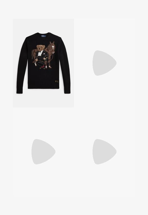 Sort sweater med broderet bjørn i smoking, der holder tøjlerne på en stående brun hest, med "RL" initialer nær kanten.; Beige langærmet skjorte med knapper og knaplukket krave, Polo Ralph Lauren-logo broderet på venstre bryst.; Brune corduroy bukser med en elastisk talje med snøre, sidelommer og lige ben med tekstureret ribbing.; Sort læderloafer med tyk, mønstret sål og lille grøn "Polo"-mærke på ydersiden nær hælen.