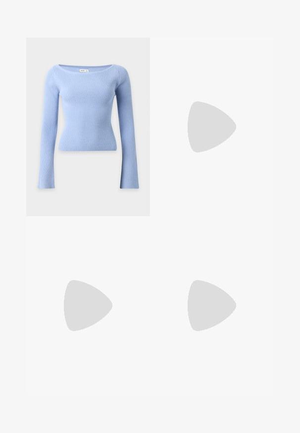 Lyseblå ribstrikket sweater med lange ærmer og en bred, rund halsudskæring, vist forfra på en hvid baggrund.; Lys grå flagrende bukser lavet af glat stof, med en tætsiddende talje og sidelommer, samt en pressefold foran for ekstra struktur.; Ben iført mørke ribbede leggings kombineret med sorte balletsko med små sløjfedetaljer på hvid baggrund.; Brun lakeret håndtaske med rektangulær form, to lange håndtag og subtile buede detaljer på fronten.
