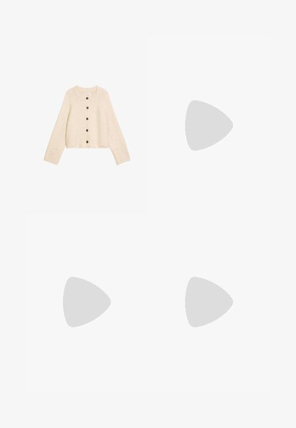 Gebreide cardigan in lichtbeige wolmix, met een ronde hals, knoopsluiting aan de voorkant met donkere knopen en ribgebreide manchetten.; Beige langemouwen shirt gemaakt van zachte stof, met een ronde halslijn en een eenvoudig, onversierd ontwerp zonder patronen of accenten.; Wijde broek in een lichtbeige stof. Kenmerkt zich door plooien aan de voorkant, twee zijzakken en een schone zoom zonder versieringen.; Witte slipper met een zachte faux fur band, bovenkant van vilt, gevoerd voetbed en een rubberen zool met textuur voor grip. Eenvoudig, rond ontwerp.