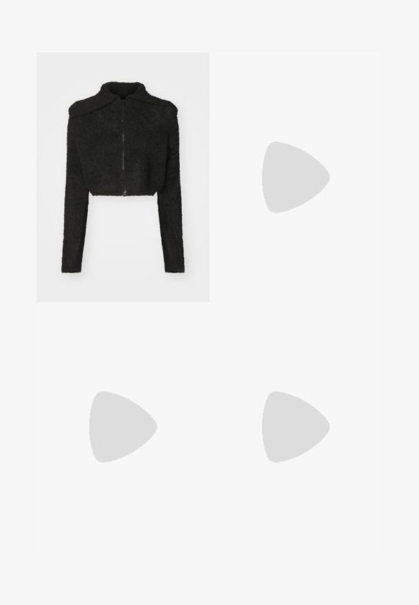 Even&Odd by Zalando Strickjacke - black; Schwarzes langärmeliges Rollkragenshirt. Weicher Stoff, enganliegendes Design, hoher Kragen und seitliche Nähte. Schlichter und vielseitiger Stil, der sich gut für das Layering eignet.; Schwarze ausgestellte Hosen aus elastischem Stoff. Sie haben einen hohen Bund und ein glattes, eng anliegendes Design, das ab dem Knie nach unten ausgestellt ist.; Schwarze Knöchelstiefel mit einem gerippten Strickkragen und einer flachen, strukturierten Sohle. Hergestellt aus einer Kombination aus Wildleder und elastischen Materialien.