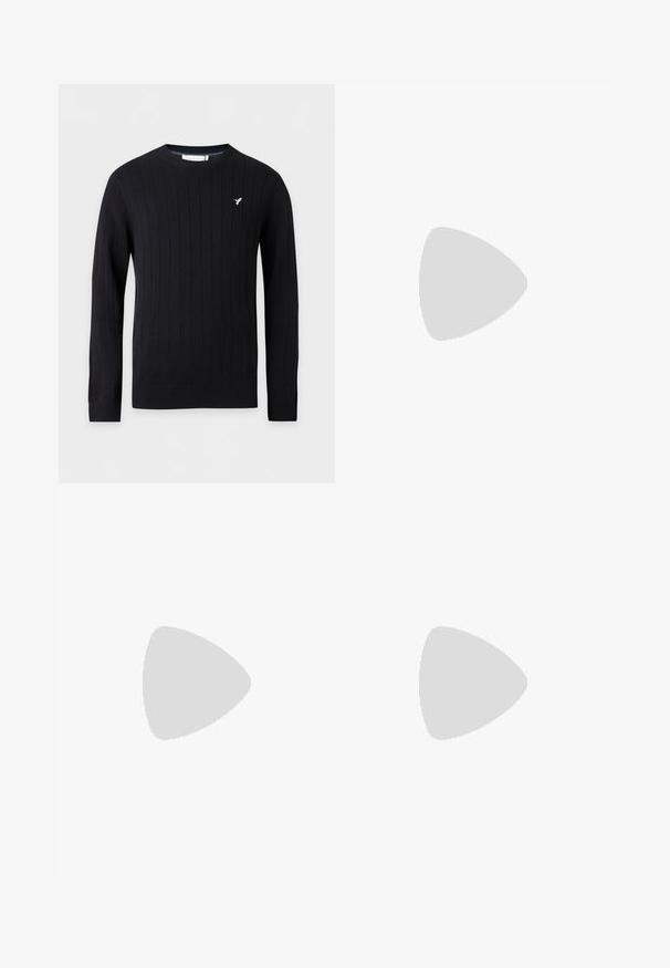 Zwarte geribbelde gebreide trui met lange mouwen, ronde hals en klein wit vogel-logo op de linkerborst.; Effen wit T-shirt met korte mouwen en ronde hals, met een regular fit en een gladde stoftextuur, weergegeven op een witte achtergrond.; Zwarte rechte broek met voorzakken, knoopsluiting en lussen voor een riem, weergegeven tegen een witte achtergrond.; Zwarte leren instappers met een ronde neus, voorzien van een gestikt ontwerp, een lage platformzool en een gestructureerde, grof rubberen buitenzool.