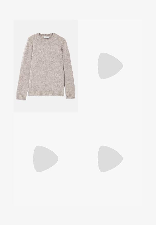 Lys grå strikket sweater med rund halsudskæring, ribbede manchetter og kant, med en blød tekstur og en let afslappet pasform.; Mørkeblå denim jeans med lige ben, fem lommer, knapåbning og kontrasterende syninger langs sømmene.; Lav top sort lædersneaker med sorte snørebånd og off-white gummisål, set fra den ydre side på hvid baggrund.; Mørkebrun textured læder crossbody taske med justerbar rem og lille dekorativ blå accent på siden.