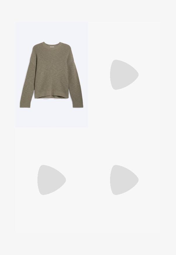 Olivengroene gebreide trui met lange mouwen, ronde hals en geribde boorden en zoom op een effen witte achtergrond.; Witte korte mouwen overhemd gedragen over een blauw-wit gestreept shirt met lange mouwen, voorzien van knoopmanchetten en een borstzak aan de voorkant.; Lichtbruine corduroy broek in een wijd model, met een knoop- en ritssluiting, vijf zakken en een zachte, ribbeltextuur.; Zwarte leren enkellaars met gouden oogjes, bruine accenten en een rubberen zool. Heeft een gevoerde kraag en geperst logo aan de zijkant.