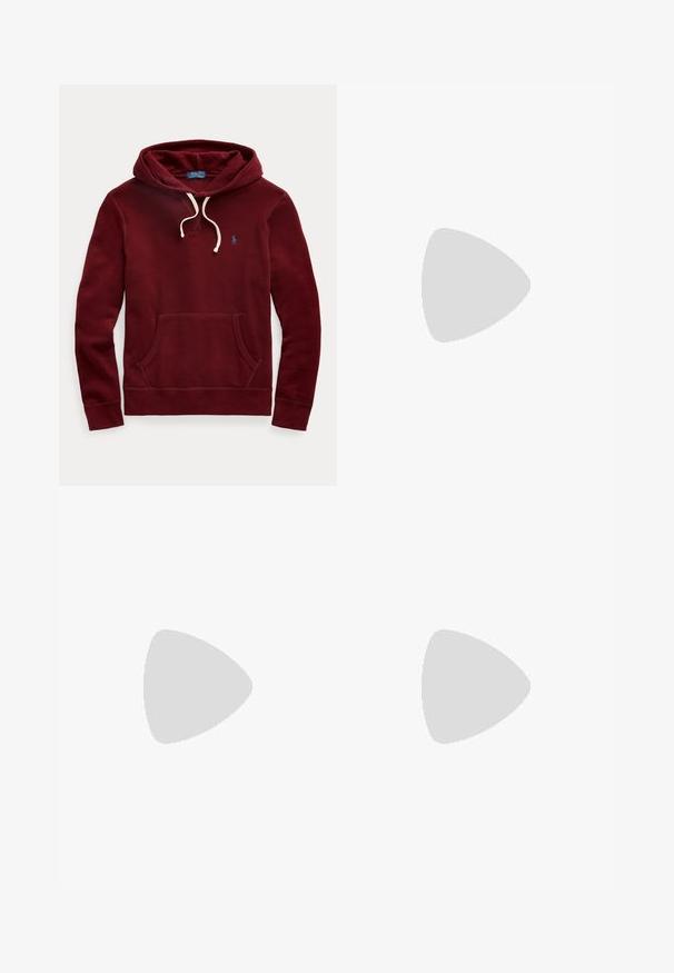 Tmavo vínová mikina s kapucňou s bielymi šnúrkami, predným klokankovým vreckom a malým modrým logom Polo Ralph Lauren na ľavej strane hrude.; Žltá košeľa s dlhým rukávom na gombíky s golierom a malým vyšitým logom na ľavej strane hrude, položená na bielom pozadí.; Svetlomodré rifle s rovným strihom, piatimi vreckami, zapínaním na gombíky a jemnými vyblednutými detailmi okolo stehien a kolien.; Biele nízke tenisky s hnedou podrážkou, šnurovaním vpredu a malým zlatým logom Polo Ralph Lauren na boku.