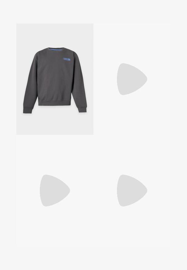 Dunkelgraues Sweatshirt mit Rundhalsausschnitt, langen Ärmeln und kleinem blauem The North Face-Logo auf der oberen linken Brust.; Hellblaues T-Shirt mit kurzen Ärmeln und Rundhalsausschnitt mit einem kleinen weißen New Balance-Logo auf der linken Brust.; Navyblaue Jogginghosen aus einem weichen Baumwollmix, mit einem elastischen Bund und Kordelzug sowie einem kleinen Markenpatch an der Hüfte.; Schwarze und graue Sportschuhe mit Obermaterial aus Mesh und Wildleder, ausgestattet mit einer weißen Zwischensohle, Schnürsenkeln und einem markanten "N"-Logo an der Seite.
