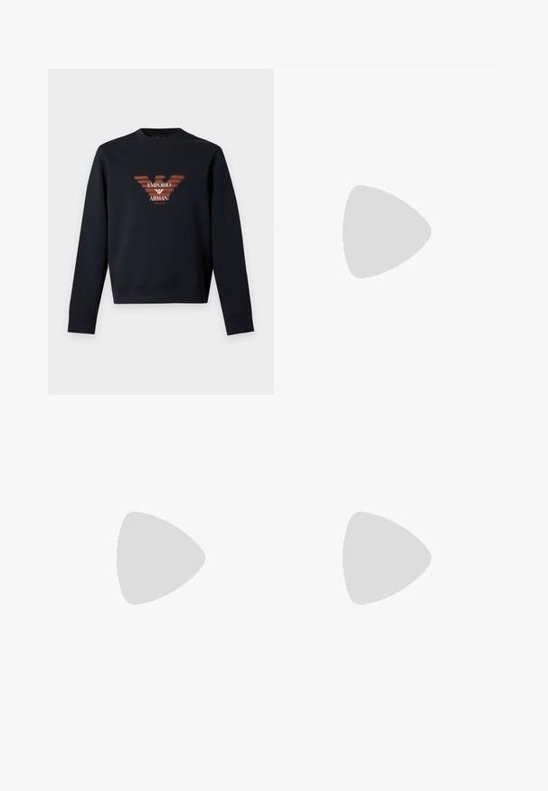 Sweat-shirt noir à manches longues avec un col rond, featuring un grand logo Emporio Armani et le texte "EMPORIO ARMANI MILANO" au centre devant.; T-shirt blanc uni à manches courtes et col rond, avec une petite étiquette noire Michael Kors à l'intérieur du col.; Pantalons de jogging noirs en tissu doux avec une taille élastique et un cordon de serrage. Présente des jambes fuselées avec des poignets côtelés.; Baskets basses blanches avec un onglet de talon gris, des lacets blancs et une semelle texturée, présentées sur un fond uni clair.