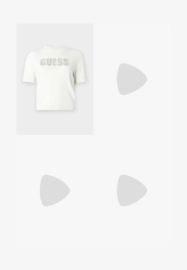 Witte korte mouw trui van gebreid materiaal met het "GUESS"-logo in zilver en daaronder "EST. 1981". Gladde textuur en aangesloten pasvorm.; Brede gebreide kokerrok in lichtbruin met een patroonontwerp in crème, voorzien van een geribbelde tailleband met een contrasterende lijn. Glad textuur.; Zwarte lakleren slingback hak met spitse neus, kleine kittenhak en zilveren gespsluiting op een effen witte achtergrond.; Witte handtas met een textuur en een gebogen vorm, voorzien van een zwarte schouderband, gouden accenten en merklabels bevestigd.