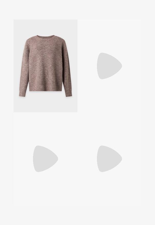 Trui met lange mouwen en ronde hals van zachte, gestructureerde bruine gebreide stof met geribbelde manchetten en zoom op een effen achtergrond.; Lichtblauwe wijde jeans gemaakt van denim, met vijf zakken, een rits aan de voorkant en een knoopsluiting. Subtiele stikdetails langs de naden.; Benen met donkere geribbelde leggings gecombineerd met zwarte ballerina's met kleine strikdetails op een witte achtergrond.; Rechthoekige zwarte leren handtas met een enkele lange schouderband en een glanzende afwerking, weergegeven tegen een effen witte achtergrond.