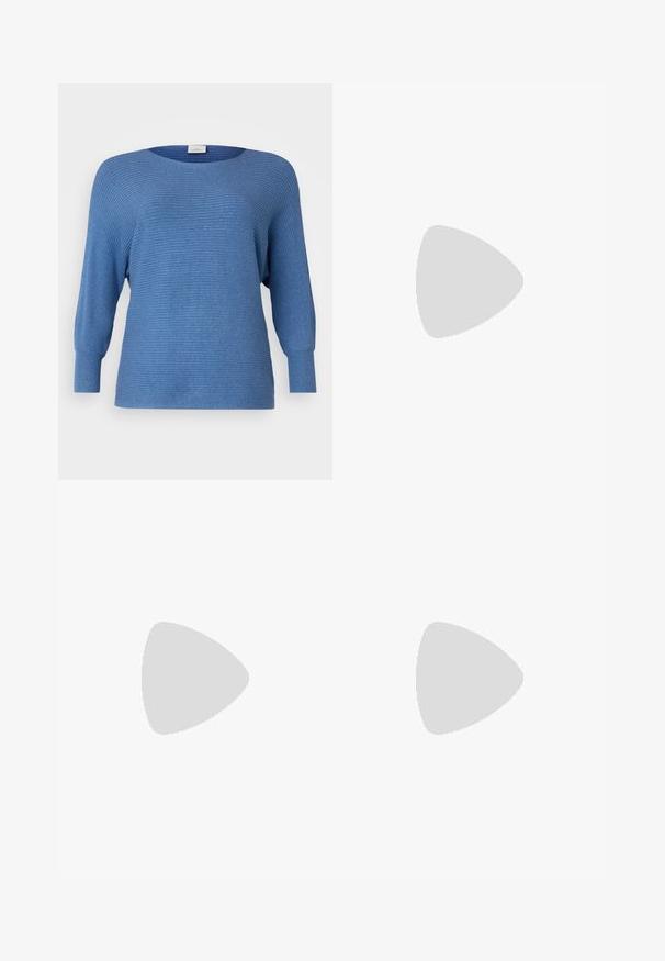 ONLY Carmakoma CARNEW ADALINE LIFE LS PULLOVER KNT NOOS - Džemper - coronet blue melange; Heledadsinine capri püksid, millel on valge geomeetriline Muster. Valmistatud pehmest ja venivast kangast, millel on elastne vöökoht.; Helehallid seemisnahast tossud, millel on madal profiil, paeltega kinnitamine ja pehme beež kummitald. Peened õmblused lisavad tekstuuri.; Hõbedased metallkõrvarõngad lainelise, skulpturaalse disainiga, millel on poleeritud viimistlus ja ebaregulaarsed kujundid, rõhutades kaasaegset esteetikat.