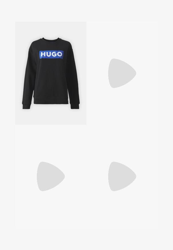 Mustmust, mis on valmistatud puuvillast, millel on suur sinine ristkülikukujuline logo, millel on valge tekst "HUGO", soonikkoes kraed ja äär.; Keskmise sinise denimiga skinny teksad, millel on kõrge vöökoht, viie taskuga disain ja peened tikandid taskutel ja õmblustes.; Valge nahast toss paksu tallaga ja beežist seemsnahast kannatugedega, vaadatuna küljelt tavalisel heledal taustal.; Kreemikas ristkülikukujuline käekott musta rihma ja sangaga, esiküljel klapi sulgus ning väike hõbedane "cK" logo ees keskel.