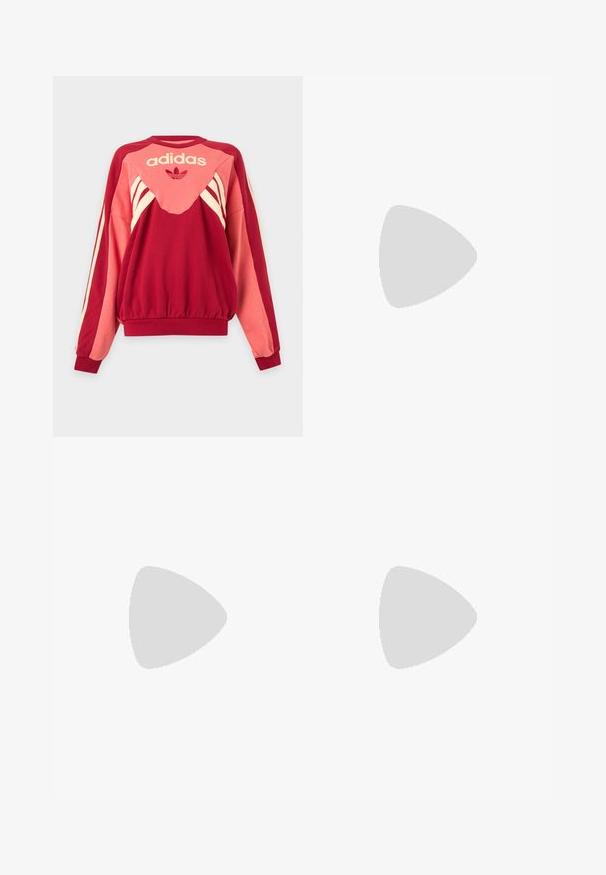 Rode en roze Adidas trui met lange mouwen, crèmekleurige strepen, logo en klaverblad symbool aan de voorkant tegen een lichte achtergrond.; Rode katoenen t-shirt met een ronde halslijn, korte mouwen, witte drie-strepen accenten op de schouders en een klein wit logo op de borst.; Wijdvallende stoffige roze Adidas broek met elastische taille, drie lichtere zijstrepen en een trefoil-logo op het bovenbeen.; Witte sneaker met een gladde afwerking, voorzien van perforaties aan de zijkant, een grijze hielaccent en een platte witte zool. Merkenlogo op de hiel.
