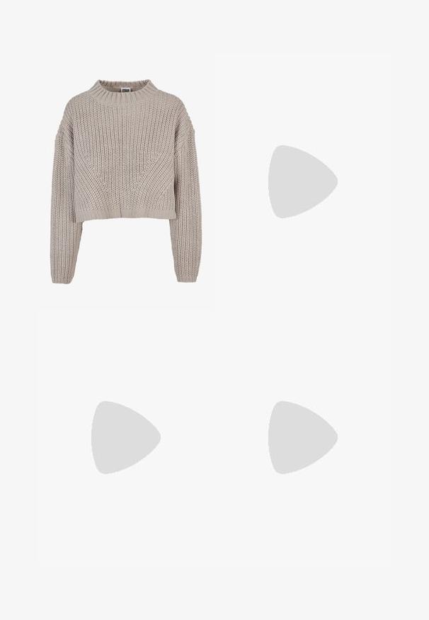 Beige grof gebreide cropped trui met lange mouwen en geribbelde ronde hals en manchetten.; Bruin en wit geruit overhemd met knopen, voorzien van twee borstzakken, een klassieke kraag en een knoopsluiting aan de voorkant. Zachte stof structuur.; Lichtblauwe denim jeans met een hoge taille, wijde pasvorm, verwaschte scheuren bij de knieën en een klassieke vijf-pocketontwerp.; Bruine leren veterschoenen met gele stiksels, ronde neus en een stevige rubberen zool. Voorzien van een treklus aan de hak voor gemakkelijk aan- en uittrekken.