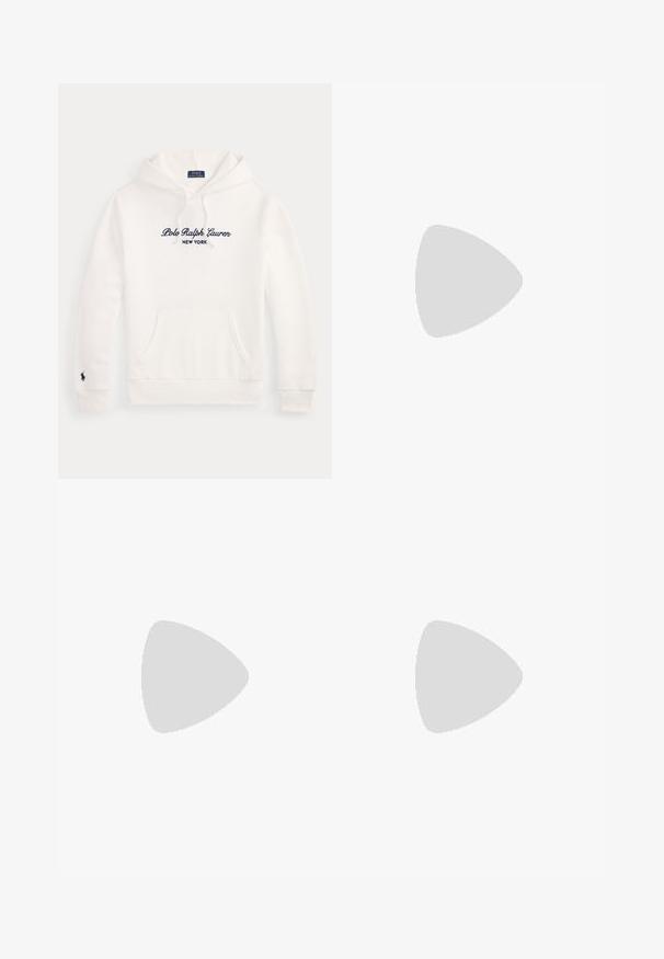 Weißer Hoodie mit Fronttasche, Kordelzug an der Kapuze und navyblauem "Polo Ralph Lauren New York" Logo auf der Brust sowie kleinem Pferdelogo am linken Ärmel.; Denimhemd mit langen Ärmeln, Button-Down-Kragen und einem dezenten vertikalen Streifenmuster in einem mittelblauen Farbton mit einem Logo-Akzent.; Dunkel marineblaue knielange Shorts mit Gürtelschlaufen, einem Frontreißverschluss und Seitentaschen auf einem einfarbigen hellen Hintergrund.; Schwarzer Leder-Bootsschuh mit braunen Schnürsenkeln, goldenen Ösen und beiger Sohle, seitlich auf weißem Hintergrund dargestellt.