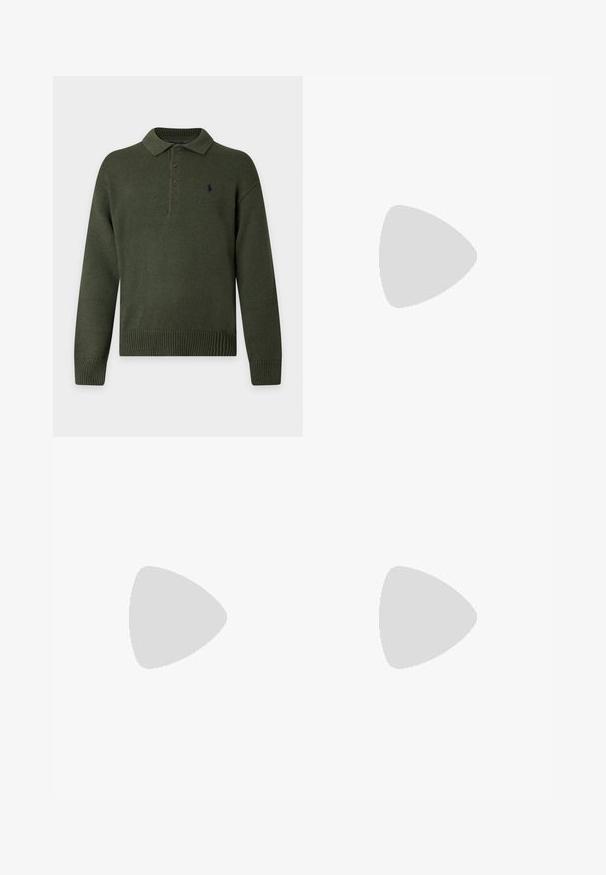 Jersey polo de punto verde oscuro con mangas largas, puños, cuello y dobladillo de canalé, y cuatro botones en la tapeta frontal.; Camisa marrón oscuro de manga larga con botones, cuello abotonado y pequeño logo blanco en el lado izquierdo del pecho.; Pantalones de pana naranja óxido de pierna recta con cierre de botón y cremallera, trabillas para cinturón y textura acanalada vertical visible.; Botín Chelsea de cuero marrón con panel lateral elástico, lengüeta en el talón y suela gruesa de goma con tacos.