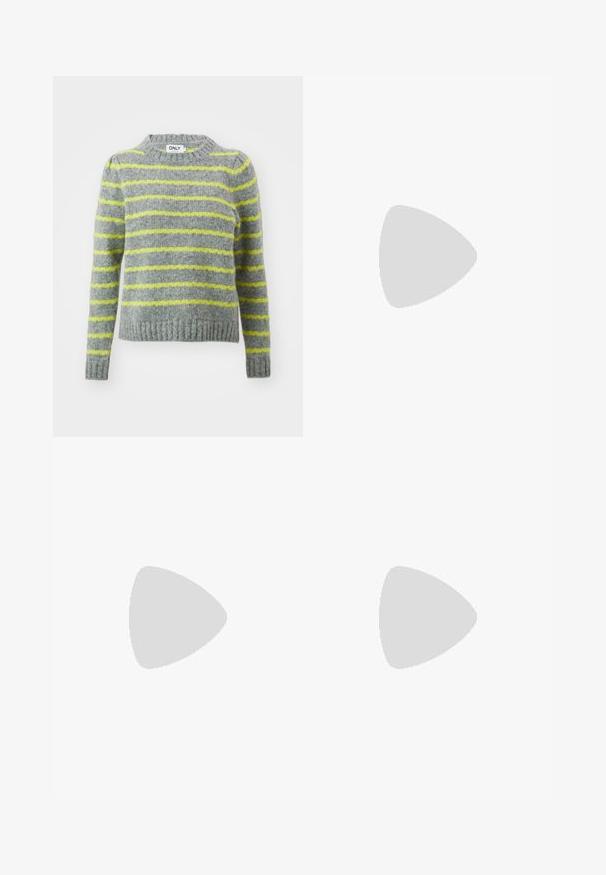 Grijze trui met gele strepen, gebreide textuur, ronde halslijn, geribbelde zoom en manchetten, lange mouwen, zacht materiaal.; Donkerblauwe ruime spijkerbroek van denim, met hoge taille, voorzakken en een striksluiting in de taille.; Bordeaux patent leren schoenen met een dikke zwarte zool, dubbele band met hartdetail en geribbelde witte sokken. Retro ontwerp met dikke grip.; Zwarte leren handtas met een gladde textuur. Beschikt over een verstelbare schouderband en een strak, minimalistisch ontwerp met een ritssluiting.