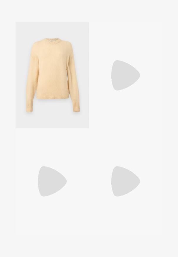Kermanvärinen pitkähihainen neulepaita, jossa on resorireunaiset hihansuut ja helma sekä pyöreä pääntie.; Musta lyhythihainen paita, joka on valmistettu pehmeästä kankaasta. Paita on pyöreäkauluksinen ja muotoiltu istuvaksi, jossa on hienovaraiset olkapäällä olevat yksityiskohdat. Tagi näkyvissä.; Siniset slim-fit farkut klassisella viiden taskun muotoilulla ja nappikiinnityksellä, joissa on hienovarainen haalistuminen ja siisti suora lahje.; Mustekäsineinen musta nahkasandaali, jossa on pyöreä nuppi, matala lohkoheel ja sivuleikkaus, jossa on kullanvärinen koriste.