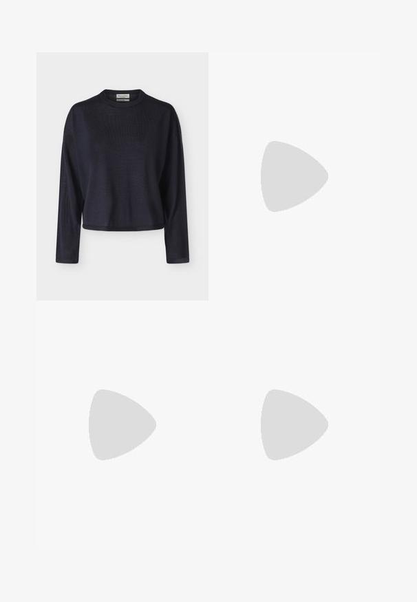 Marineblauwe trui met lange mouwen en een ronde hals, losse pasvorm en geribde boorden en zoom.; Witte longsleeve overhemd van katoen, met kraag, knoopsluiting aan de voorkant en een borstzak. Gladde textuur. Geen patronen.; Donkerblauwe uitlopende jeans met een hoge taille, gemaakt van denim. Voorzien van standaardzakken, een voorste knoopsluiting en een gladde textuur.; Zwarte leren pump met een puntige neus en lage hak. Heeft een gladde textuur en een subtiele glans. Open uitsparing aan de voorkant voor extra detail.