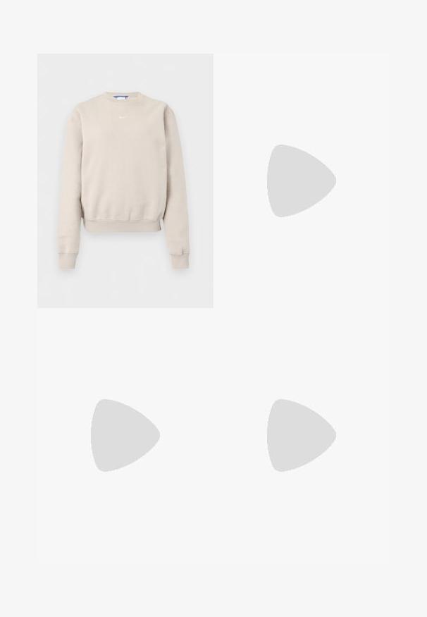 Sweat-shirt beige à manches longues et col rond, avec poignets et ourlet côtelés, avec un petit logo Nike blanc sur la poitrine.; Top court à manches courtes en ribbed mauve avec un col rond et un petit logo Nike blanc centré sous le col.; Shorts Nike marron avec taille élastique et cordon de serrage, arborant un petit logo Nike blanc sur la jambe gauche.; Baskets basses en tissu mesh gris, avec des superpositions texturées noires, une semelle noire, des lacets blancs et un logo Nike noir sur le côté.