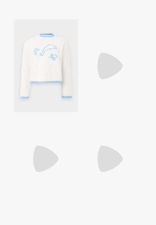 Pull en tricot blanc avec finitions bleu clair, présentant un dauphin bleu clair et des formes abstraites brodées sur le devant.; Pantalons larges bleu marine en matériau doux, avec des plis avant, une fermeture à bouton et deux poches latérales.; Baskets en toile blanches avec semelles en caoutchouc, dotées de six œillets, d'un bout rond et de détails de couture légers, portées avec des chaussettes blanches mi-mollet.; Sac à main en cuir synthétique blanc avec une forme triangulaire structurée, une bandoulière unique réglable et un rabat à courbes accentuées.
