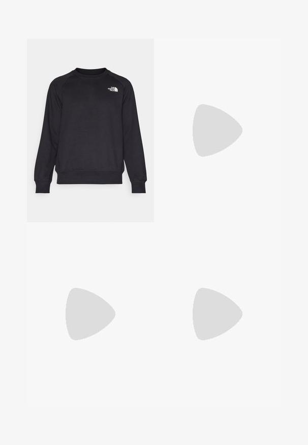 Sort sweatshirt med ribbet rund hals, lange raglanærmer og et lille hvidt logo på venstre bryst. Lavet af blødt, holdbart stof.; Hvid bomuld t-shirt med et sort logo af "THE NORTH FACE" og et buet designelement. Kortærmet og med rund hals.; Sorte udendørsbukser med et strømlinet design, lavet af et slidstærkt, letvægtsstof. Har bælte, sidelommer og et logo på låret.; Sort slip-on sko med et quiltet design, lavet af polstret materiale. Har en struktureret gummisål og et lille trækstrop bagpå.