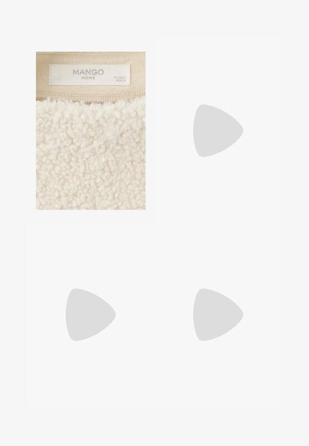 Primer plano de una prenda de tela texturizada beige con una etiqueta cosida que dice Mango Home y talla EU US XS MEX CH.; Pantalones anchos de talle alto en color crema con seis botones decorativos de carey, dos a cada lado cerca de los bolsillos.; Zapato marrón de ante sin cordones con una suela gruesa y texturizada, que presenta un intrincado bordado amarillo y marrón a lo largo del borde superior.; Gafas de sol rectangulares marrones con montura transparente, patillas delgadas y lentes tintados, con una textura suave y un diseño moderno.