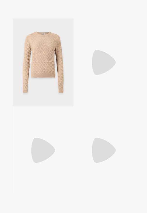 Beige kabelgebreide trui met lange mouwen, ronde halslijn en geribde boorden en zoom, getoond op een grijze achtergrond.; Donkerblauwe denim jeans met een rechte pijp, voorzien van een knoopsluiting aan de voorkant, vijf zakken en contrasterende stikdetails.; Zwarte suède en leren sneaker met een crèmekleurige zij-swoosh en lichte crèmekleurige hiel. Voorzien van beige veters en een gumrubberen zool.; Donkerbruine rechthoekige leren schoudertas met een enkele dunne band en goudkleurige gesp op een effen achtergrond.