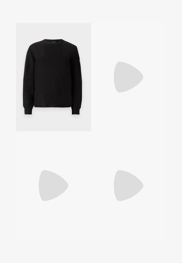 Pull noir en tricot avec une texture côtelée, col rond et manches longues. Présente un design à panneaux subtil et un petit logo sur la manche.; Jean en denim bleu foncé avec une coupe droite, présentant des coutures orange, une fermeture éclair et des poches avant. Texture lisse et taille standard.; Mocassin en cuir noir avec détail de bride grise, talon bas et semelle texturée, marqué "HUGO" en or sur le côté.; Sac messenger noir en matériau synthétique texturé, quincaillerie argentée, bandoulière réglable, avec plaque logo à l'avant et fermeture éclair.