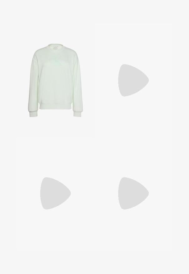 Lysegrøn Calvin Klein sweatshirt med lange ærmer, rund halsudskæring, ribstrikkede manchetter og kant samt diskret "ck Calvin Klein" logo foran.; Smaltsiddende jeans i mediumvasket blå denim. Har høj talje, fem-lommer-design og kontrastsyninger overalt.; Hvid sneakers med en glat læderoverdel, rund tå, snørelukning og en kontrasterende sort hælaccentside. Har en tekstureret gummisål.; Sort rektangulær Calvin Klein håndtaske med enkelt toprem, sølvlogo vedhæng og lille klaplukning foran.