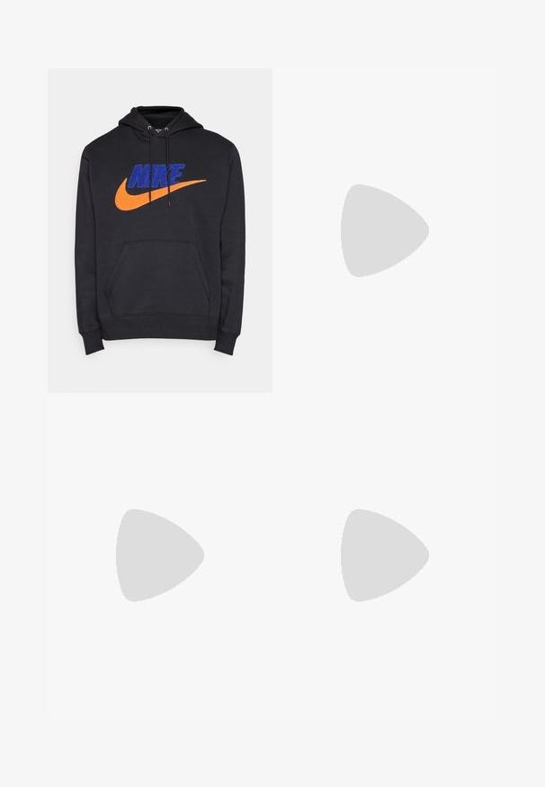 Nike Sportswear M NK CLUB BB PO CHNL FTRA - Kapuzenpullover - black/deep royal blue/safety orange; Weißes Baumwoll-T-Shirt mit kurzen Ärmeln und Rundhalsausschnitt. Verfügt über ein kleines, dezentes Nike-Logo auf der Brust und ein seitliches Etikett.; Schwarze Sweatpants aus weichem Stoff mit elastischem Bund, Kordelzug und kleinem Nike-Logo auf dem linken Oberschenkel.; Schwarze Nike Air Max Sneaker mit einem strukturierten Leder-Obermaterial, Gummisohle und auffälligem Schnürsystem, das ein schlankes, modernes Design präsentiert.