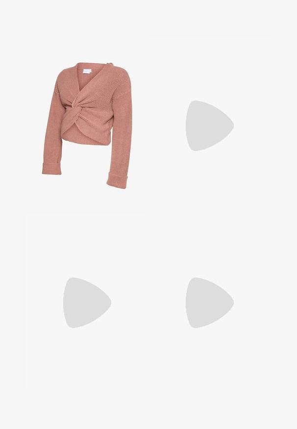 Pull en maille couleur rose poussière avec manches longues et un détail torsadé à l'avant créant un effet froncé et texturé.; Jeans de maternité noirs avec une taille haute extensible et des jambes slim, conçus pour le confort et le soutien pendant la grossesse.; Bottines Chelsea en cuir noir avec des panneaux élastiques sur les côtés, une languette arrière et une semelle épaisse et robuste avec des rainures profondes pour une meilleure adhérence.; Sac à main en cuir marron avec deux longues anses, présentant une forme rectangulaire, une texture lisse et un design minimaliste sans matériel supplémentaire.