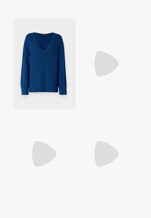 BOSS FUSONIA - Strickpullover - blue; Schwarze Jeans aus Denim mit geradem Bein, hoher Taille und Kontrastnähten. Verfügt über fünf Taschen und einen Reißverschluss.; Schwarzer Leder-Knöchelstiefel mit spitzer Spitze und kleinem Absatz vor einer Wand aus Glasbausteinen und einem polierten Boden.; Schwarze Lederhandtasche mit geschwungener Form, einem einzigen Tragegurt und einem oberen Reißverschluss. Verfügt über ein dezentes Logo auf der Vorderseite zur Markenidentifikation.