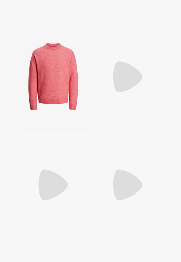 Zachte roze crew-neck trui met lange mouwen en geribde manchetten en zoom, weergegeven op een witte achtergrond.; Witte lange mouwen knoopshirt van katoen. Heeft een klassieke kraag, normale pasvorm en een klein marineblauw logo op de borst.; Olijfgroene cargo broek met een elastische tailleband, koord, meerdere zijzakken en taps toelopende manchetten. Gemaakt van duurzaam katoen.; Bruine leren veterschoen met dikke geribbelde zool en moc toe-stiksels op een effen lichte achtergrond.
