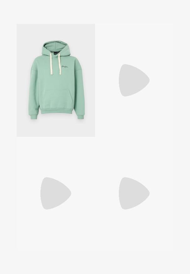 Sean John SCRIPT LOGO PEACHED CITY HOODIE - Jersey con capucha - light green; Camiseta blanca de rayas con mangas cortas, que presenta un pequeño logo bordado en marrón claro en el área del pecho izquierdo. Textura suave y ajuste holgado.; Bañador de pana en color verde azulado oscuro con cintura elástica y cordón. Presenta un logo en la parte inferior de la pierna derecha. Textura suave, diseño hasta la rodilla.; Zapatillas de cuero blanca con un acabado suave, punta redondeada, cordones planos y una suela texturada. Acento de ante gris en el talón.