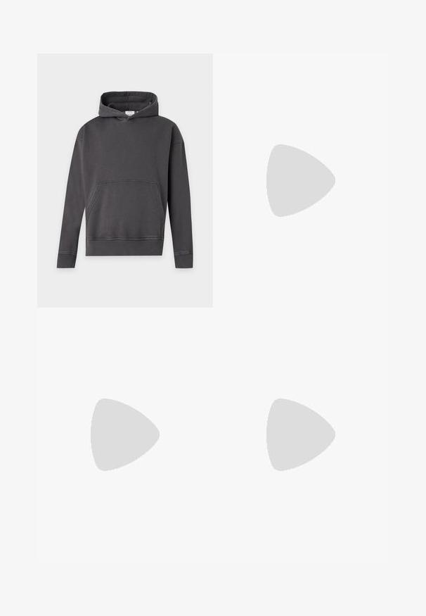 Sudadera con capucha gris oscuro tipo pulóver con bolsillo frontal, mangas largas y puños y bajo acanalados sobre fondo neutro.; Camiseta de color verde oliva en algodón, con mangas cortas, cuello redondo y un pequeño logo impreso en azul oscuro en el lado izquierdo del pecho.; Jeans de mezclilla negra con un corte recto, que presentan un efecto degradado descolorido, diseño de cinco bolsillos y acentos de hardware metálico.; Bota de cuero negra con suela de goma beige, punta redonda y diseño de cordones. Presenta detalles de costura y marca en el lado.