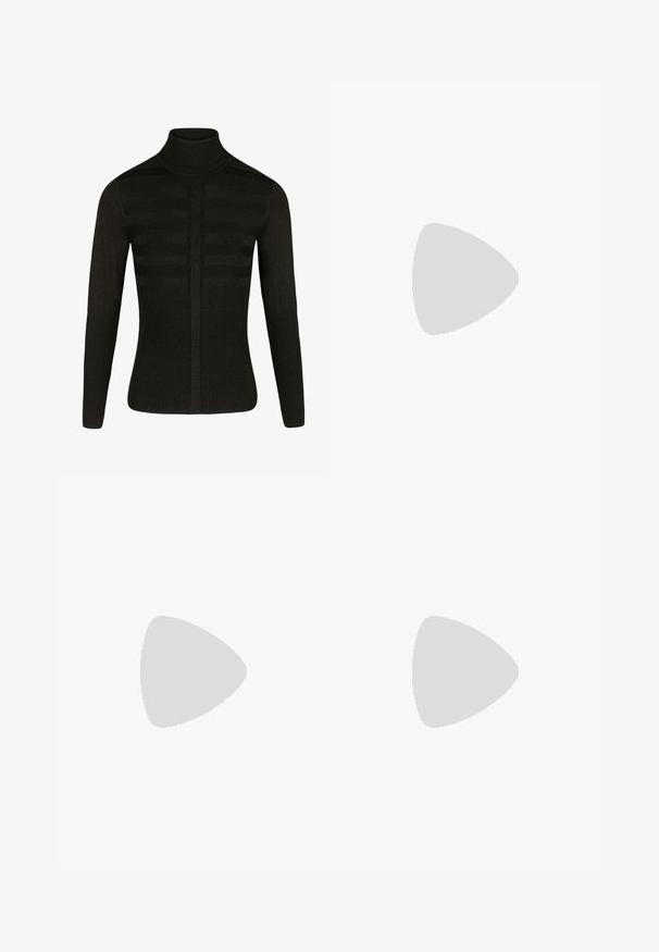 Schwarzer Rollkragenpullover mit strukturierten vertikalen Einsätzen, Rippärmeln und -körper. Hergestellt aus einem weichen Strickstoff mit einer figurbetonten Passform.; Schwarze Jeans mit geradem Bein, mit vorderer Knopfleiste und Reißverschluss, Gürtelschlaufen sowie Vorder- und Gesäßtaschen, flach auf weißem Hintergrund präsentiert.; Schwarze Lacklederloafers mit abgerundetem Zehenbereich, einem dekorativen Riemen und einem goldenen Akzent an der Ferse. Glatte Textur mit genähten Details.; Schwarzer LederGürtel mit einer doppelten runden goldenen Schnalle, verziert mit klaren Steinen. Glatte Textur, klassisches Design und verstellbare Länge.