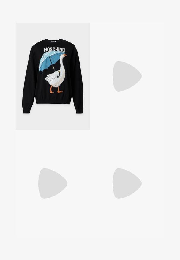 Sort sweater med en hvid gås, der holder en blå paraply, og ordet Moschino over designet.; Lyseblå langærmet skjorte med knapper, spidst krave, brystlomme og rynkede ærmedetaljer samlet med hvide stropper.; Sorte bukser med lige ben, glat tekstur og skjult lynlås. Har folder for ekstra stil og en skræddersyet udseende.; Sorte chelsea støvler lavet af glat læder med elastiske sidepaneler, en tyk, rillede gummisål og en pull-tab bagpå.