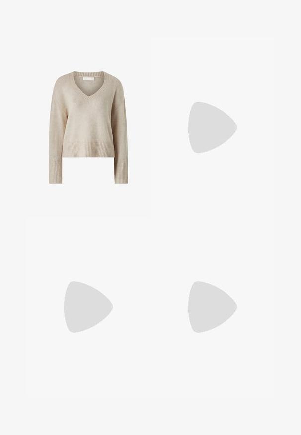Beige strikket sweater med v-hals, lange ærmer og ribbede manchetter og kant. Blød tekstur, cropped pasform og minimal detaljering.; Lyseblå flagrende jeans lavet af denim, med høj talje, diskret falmning, slidte detaljer og standard fem-lomme design.; Brune ruskindsankelstøvle med en rund tå og en platformsål. Har en lille hæl og en løkke for nem påtagning. Tekstureret overflade med syningsdetaljer.; Brun læder håndtaske i halvmåneform med en tyk rem og sølvspænde på den ene side mod en ensartet lys baggrund.