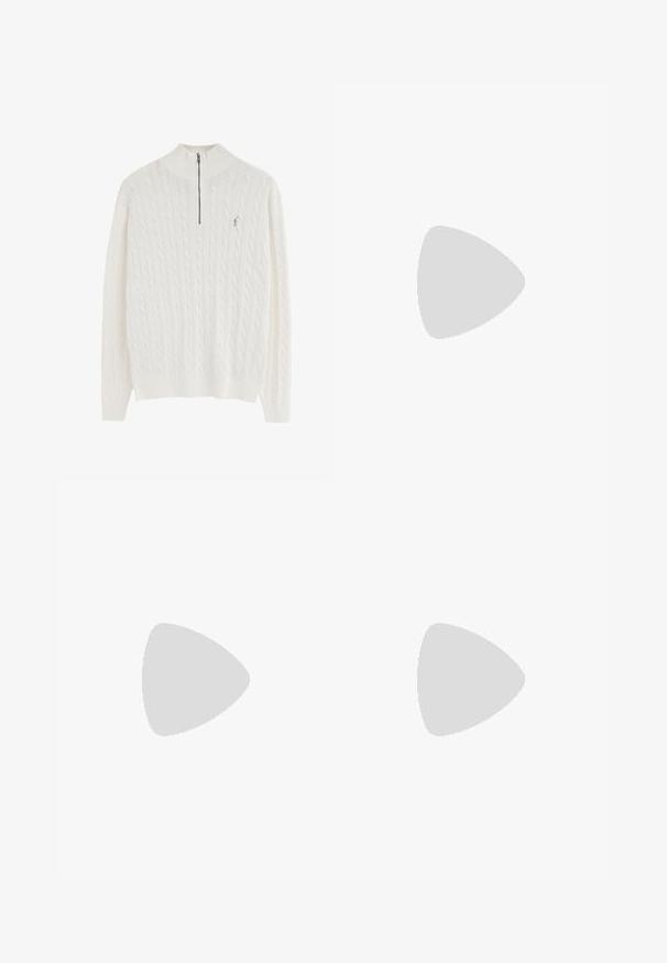 Weißer Strickpullover mit halbem Reißverschluss am Kragen und kleinem gesticktem Logo auf der linken Brust, mit Rippenbündchen an Ärmeln und Saum.; Weißes Baumwoll-T-Shirt mit einem großen schwarzen "JACK & JONES"-Logo und rotem Kastenakzent. Kurze Ärmel und klassischer Rundhalsausschnitt.; Dunkelblaue Denim-Jeans mit geradem Schnitt, ausgestattet mit einem Fünf-Taschen-Stil, sichtbaren Nähten und einem klassischen Knopfverschluss.; Schwarze Sandale mit zwei verstellbaren Riemen, Obermaterial aus glattem Kunstleder, gepolsterte braune Innensohle, flache Gummisohle und offenem Zehendesign.
