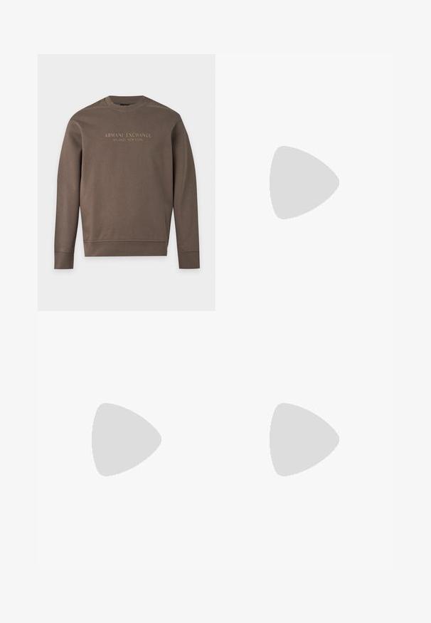 Brun sweatshirt med lange ærmer og rund hals med teksten "Armani Exchange Milano / New York" trykt over brystet.; Sort T-shirt med korte ærmer og V-hals med en lille hvid broderet logo på venstre bryst.; Mørkeblå slim-fit jeans med let falming og små hvide malingssprøjt, med fem lommer og knaplukning.; Hvide lædersneakers med en glat overflade, rund tå og minimalistisk design. Funktioner i beige nuancer på hælen og en gummisål.