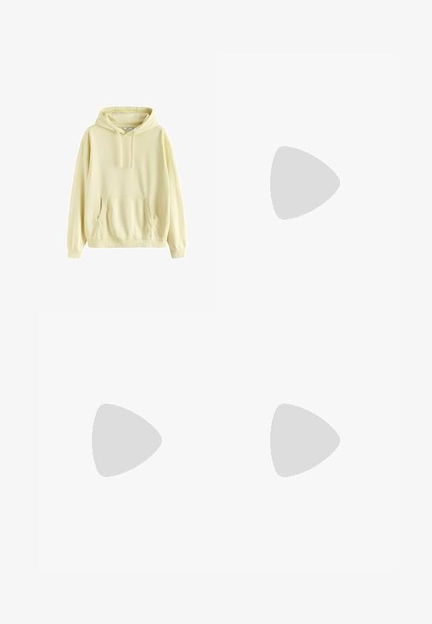 Lys gul hættetrøje med frontlomme, snøre i hætten og ribkant ved ærmer og bund, vist på hvid baggrund.; Hvid, kortærmet bomulds T-shirt med rund hals og almindelig pasform, vist mod en hvid baggrund.; Lyseblå sweatpants lavet af blødt bomuldsstof. Har en elastisk talje, tapered benmanchetter og en baglomme.; Grå uldtoffler med sildebensmønster, blød tekstur, beige kant og flade, polstrede såler. Letvægts- og åben ryg-design.