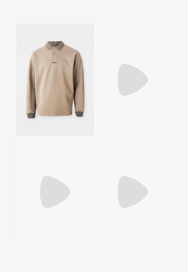 Beige polo t-shirt lavet af blød stof, med ribbede krave og manchetter, to knapper og et diskret logo foran.; Lyseblå kortærmet t-shirt lavet af bomuld, med rund hals og et hvidt rektangulært logo i midten foran.; Brune, strukturerede bukser med et hørmønster, der har en snøre i taljen og to frontfolder. Lige ben-design.; Beige ruskinds sneakers med et strømlinet design, der har et struktureret overdel, rund tå og en gummisål med et zigzag-mønster.