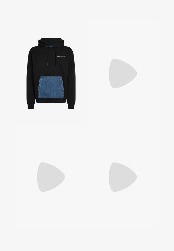 Čierna mikina s kapucňou vyrobená z bavlny, s denimbovou vreckom na prednej strane a bielym logom "KARL LAGERFELD JEANS" na hrudi.; Čierne tričko s krátkym rukávom s veľkým bielym štylizovaným nápisom „KARL LAGERFELD“ usporiadaným vertikálne na prednej strane.; Svetlomodré rovné rifle so vyblednutým efektom, predným zapínaním na gombíky a zips a s päťkapsovým dizajnom.; Biele nízke tenisky s unikátnymi vyrezávanými podrážkami nosené so svetlými nohavicami na drevenej podlahe.