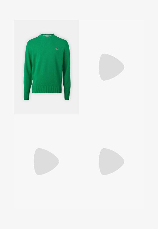 Grøn strikket sweater med ribbet hals og nederste kant, prydet med et lille broderet logo på brystet. Lavet af et blødt, tekstureret stof.; Hvid langærmet turtleneck trøje lavet af blødt stof, med et lille grønt broderet logo på brystet og tætsiddende mancher.; Sorte sweatpants med elastisk talje og manchetter. Fremstillet af blødt stof med et lille logo på den øverste venstre side.; Hvid og lyseblå sneaker med sort sål, snørelukning og en lille krokodillelogo på siden.